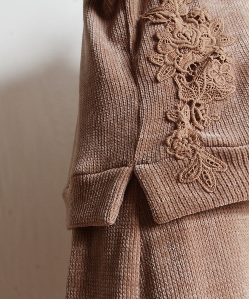 tocco closet(トッコ クローゼット)の「フラワーレース装飾Vネックトップス×フレアスカートのモールニットソーセットアップ(ワンピース・レディース・グレー系その他/ブラウン系その他・M)」の14枚目の写真