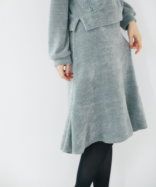tocco closet(トッコ クローゼット)の「フラワーレース装飾Vネックトップス×フレアスカートのモールニットソーセットアップ(ワンピース・レディース・グレー系その他/ブラウン系その他・M)」の3枚目の写真