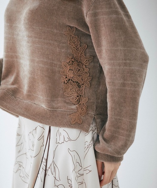 tocco closet(トッコ クローゼット)の「フラワーレース装飾Vネックトップス×フレアスカートのモールニットソーセットアップ(ワンピース・レディース・グレー系その他/ブラウン系その他・M)」の10枚目の写真