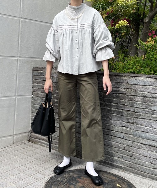 PERNA（ペルナ）の「くるみボタンフリルブラウス（シャツ/ブラウス・レディース・ホワイト/ブラック/グレー・FREE）」の5枚目の写真