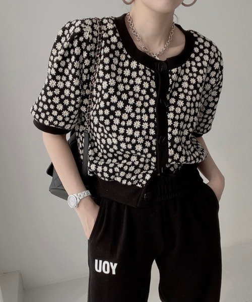 ABITOKYO（アビトーキョー）の「スタンドネック花柄ショルダーブラウス（シャツ/ブラウス・レディース・ブラック/ベージュ/ブルー/ネイビー/イエロー/グリーン/パープル/ピンク・FREE）」の2枚目の写真