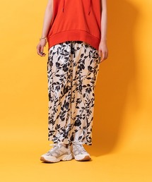 ボタニカルプリントストレートパンツ