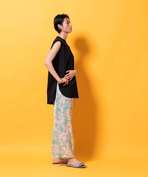 lautreamont BLEUBLANC（ロートレアモンブルーブラン）の「ボタニカルプリントストレートパンツ（その他パンツ・レディース・アイボリー/ベージュ系その他/ダークネイビー・9号）」の5枚目の写真