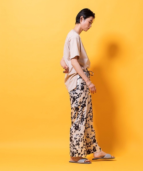 lautreamont BLEUBLANC（ロートレアモンブルーブラン）の「ボタニカルプリントストレートパンツ（その他パンツ・レディース・アイボリー/ベージュ系その他/ダークネイビー・9号）」の19枚目の写真