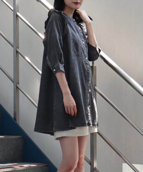 VENCEEXCHANGE（ヴァンスエクスチェンジ）の「デニムピンタックフリルシャツ（シャツ/ブラウス・レディース・ブルー/オフホワイト/ブラック・M）」の2枚目の写真