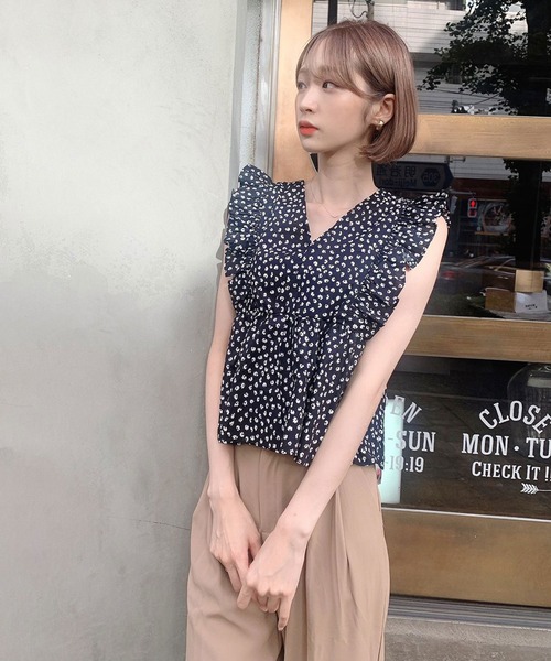 Voyage titty&Co.PETIT（ボヤージュティティアンドコープチ）の「【Voyage titty&Co.】ショルダーフリルトップス（シャツ/ブラウス・レディース・ブラック・FREE）」の3枚目の写真