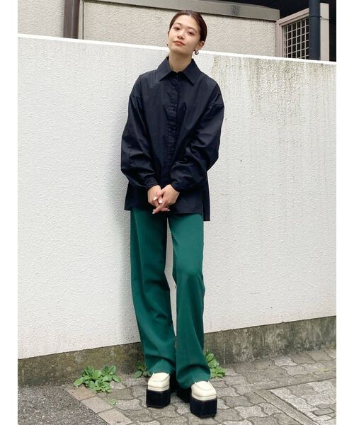 EMODA（エモダ）の「タックショルダーロングシャツ（シャツ/ブラウス・レディース・ホワイト/ブラック・FREE）」の3枚目の写真