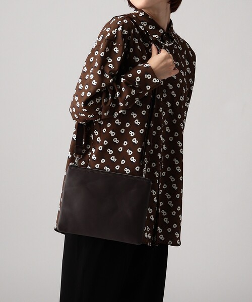tk.TAKEO KIKUCHI(ティーケータケオキクチ)の「【WEB限定】リアルレザーサコッシュ(ショルダーバッグ・レディース・ブラック/ダークブラウン/ネイビー・00)」の1枚目の写真