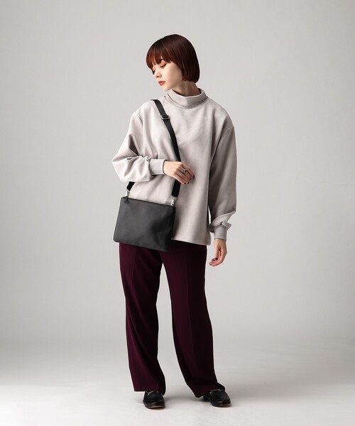 tk.TAKEO KIKUCHI(ティーケータケオキクチ)の「【WEB限定】リアルレザーサコッシュ(ショルダーバッグ・レディース・ブラック/ダークブラウン/ネイビー・00)」の4枚目の写真