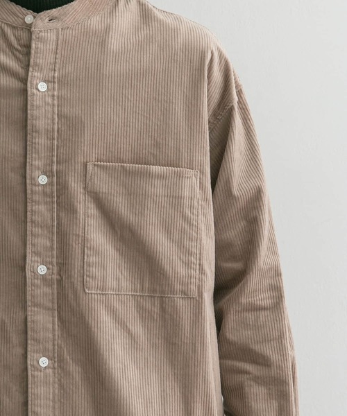 URBAN RESEARCH（アーバンリサーチ）の「ライトウェイトコーデュロイバンドカラーシャツ（シャツ/ブラウス・メンズ・ベージュ系その他/グリーン系その他/オフホワイト・MEDIUM/LARGE）」の6枚目の写真