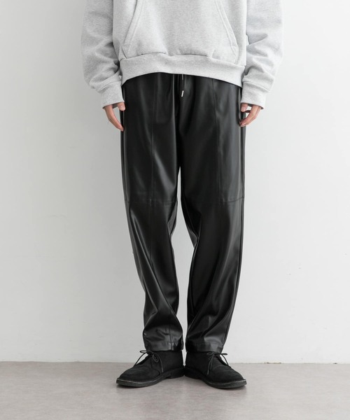 URBAN RESEARCH（アーバンリサーチ）の「GOODBETTERBEST　ECOレザーイージーパンツ（その他パンツ・メンズ・ブラック/アイボリー・2/1）」の4枚目の写真