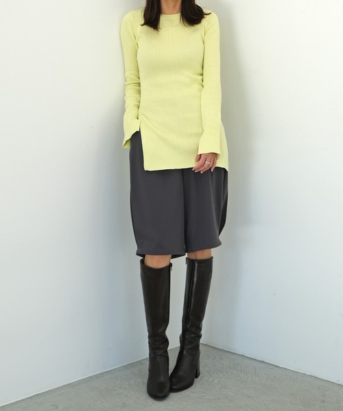 AKTE(アクテ)の「サイドスリットリブニットプルオーバー(ニット/セーター・レディース・イエロー/ベージュ・FREE)」の4枚目の写真