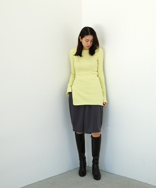 AKTE(アクテ)の「サイドスリットリブニットプルオーバー(ニット/セーター・レディース・イエロー/ベージュ・FREE)」の6枚目の写真