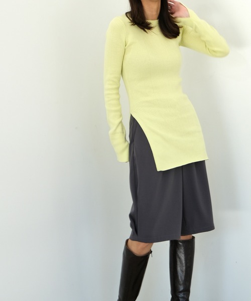 AKTE(アクテ)の「サイドスリットリブニットプルオーバー(ニット/セーター・レディース・イエロー/ベージュ・FREE)」の7枚目の写真