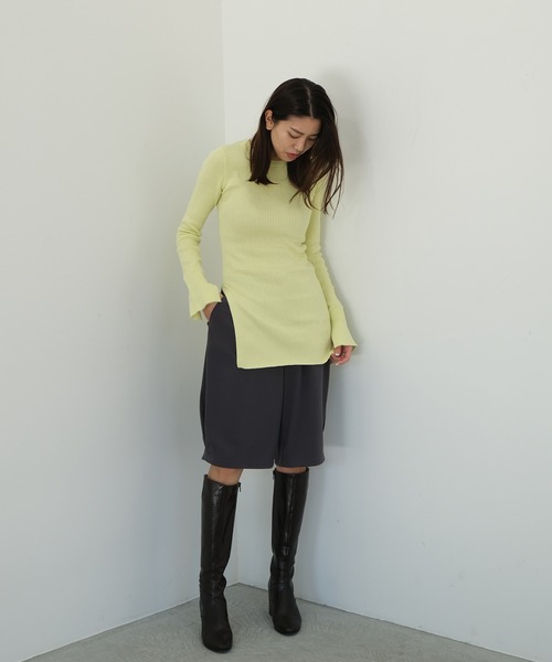 AKTE(アクテ)の「サイドスリットリブニットプルオーバー(ニット/セーター・レディース・イエロー/ベージュ・FREE)」の8枚目の写真