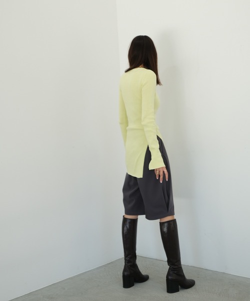 AKTE(アクテ)の「サイドスリットリブニットプルオーバー(ニット/セーター・レディース・イエロー/ベージュ・FREE)」の9枚目の写真