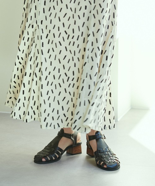 natural couture（ナチュラルクチュール）の「ウッドヒールグルカサンダル（サンダル・レディース・ブラック/ブラウン/オフホワイト・MEDIUM/LARGE）」の2枚目の写真