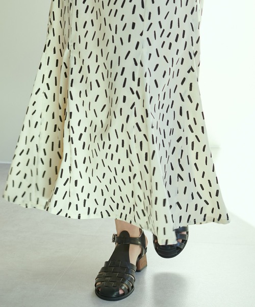 natural couture（ナチュラルクチュール）の「ウッドヒールグルカサンダル（サンダル・レディース・ブラック/ブラウン/オフホワイト・MEDIUM/LARGE）」の5枚目の写真