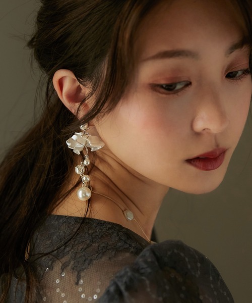 niana(ニアナ)の「フラワーダンス パーティーピアス(ピアス(両耳用)・レディース・ベージュ・FREE)」の3枚目の写真