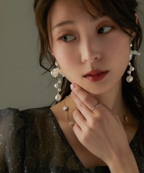 niana(ニアナ)の「フラワーダンス パーティーピアス(ピアス(両耳用)・レディース・ベージュ・FREE)」の4枚目の写真