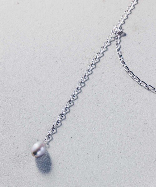 and cloud（アンドクラウド）の「Pearl Long Necklace（ネックレス・レディース・ブラック/シルバー/イエローゴールド・FREE）」の5枚目の写真