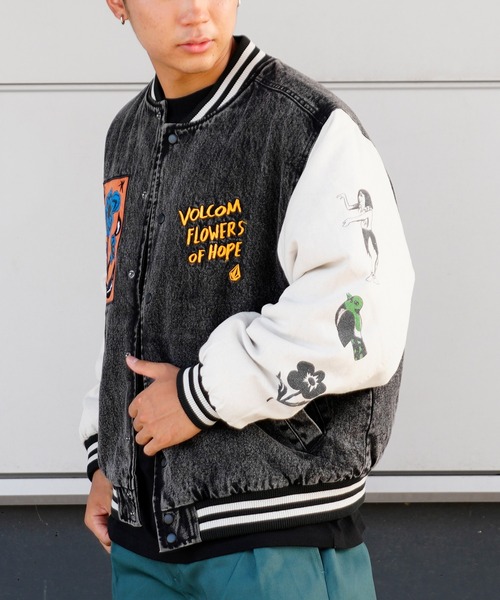 VOLCOM（ボルコム）の「VOLCOM/ボルコム バックプリント ジャケット/ブルゾン A1732209（スタジャン・メンズ・マルチ・M/L/XL）」の4枚目の写真
