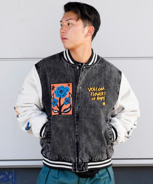 VOLCOM（ボルコム）の「VOLCOM/ボルコム バックプリント ジャケット/ブルゾン A1732209（スタジャン・メンズ・マルチ・M/L/XL）」の2枚目の写真