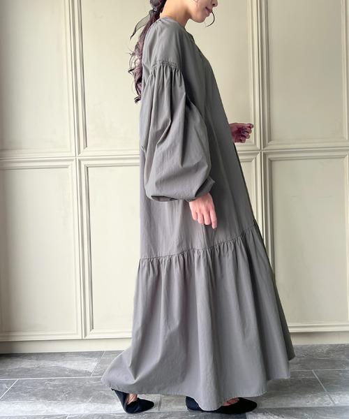 junoah(ジュノア)の「シャーリングボリューム袖ティアードワンピース(ワンピース・レディース・ダークグレー/ブラック/アイボリー・LARGE/MEDIUM)」の1枚目の写真