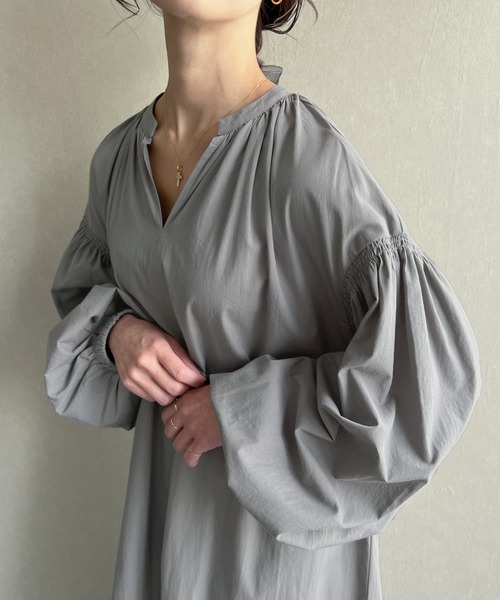 junoah(ジュノア)の「シャーリングボリューム袖ティアードワンピース(ワンピース・レディース・ダークグレー/ブラック/アイボリー・LARGE/MEDIUM)」の10枚目の写真
