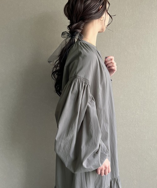 junoah(ジュノア)の「シャーリングボリューム袖ティアードワンピース(ワンピース・レディース・ダークグレー/ブラック/アイボリー・LARGE/MEDIUM)」の11枚目の写真