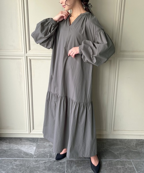 junoah(ジュノア)の「シャーリングボリューム袖ティアードワンピース(ワンピース・レディース・ダークグレー/ブラック/アイボリー・LARGE/MEDIUM)」の12枚目の写真