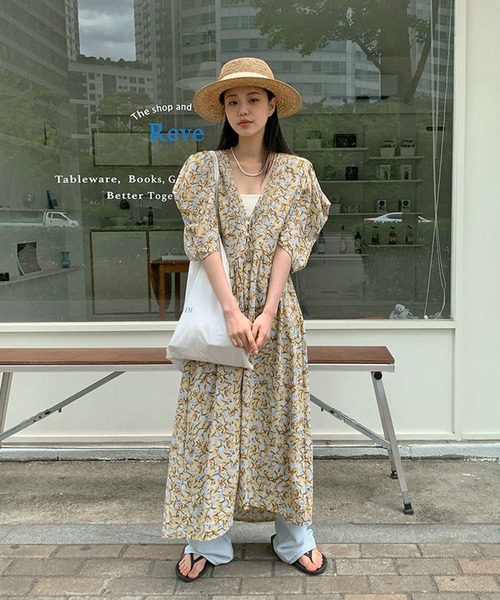 Jewelobe(ジュエローブ)の「フラワープリントマキシワンピジレ(ワンピース・レディース・ブルー/ベージュ・FREE)」の3枚目の写真