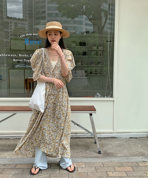 Jewelobe(ジュエローブ)の「フラワープリントマキシワンピジレ(ワンピース・レディース・ブルー/ベージュ・FREE)」の4枚目の写真