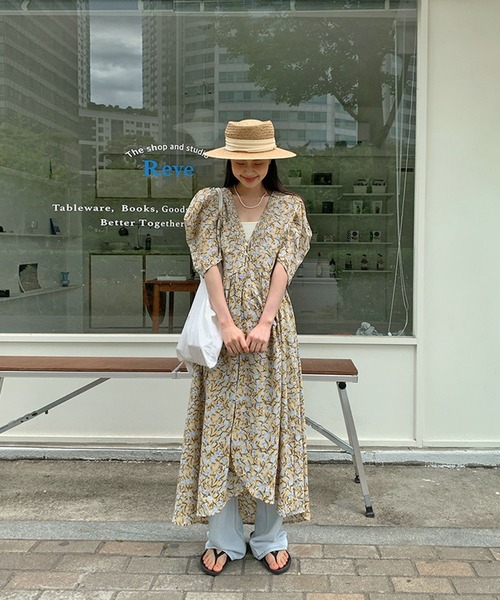 Jewelobe(ジュエローブ)の「フラワープリントマキシワンピジレ(ワンピース・レディース・ブルー/ベージュ・FREE)」の6枚目の写真