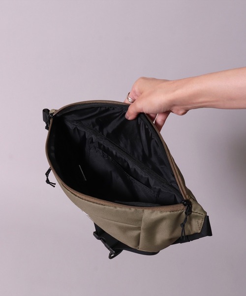 anello(アネロ)の「(LF)【anello】軽量・はっ水加工 ボディバッグ(ボディバッグ/ウエストポーチ・レディース・オリーブ/ブラック/ネイビー/ライトベージュ・ONE SIZE)」の16枚目の写真