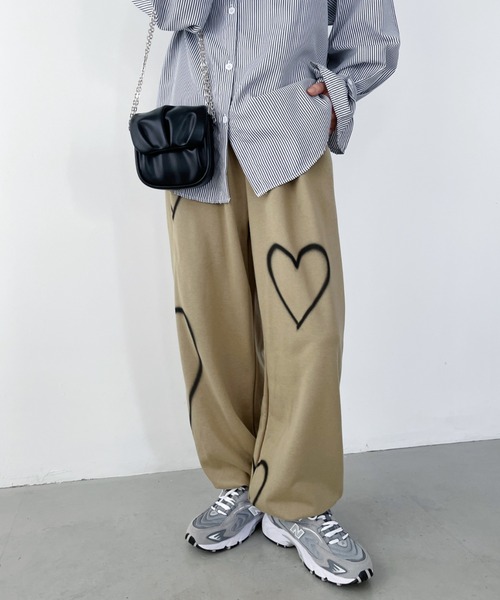 CLEA（クレア）の「ハートペイントモチーフ ボリュームスウェットパンツ（その他パンツ・レディース・ホワイト/ブラック/カーキ・FREE）」の3枚目の写真