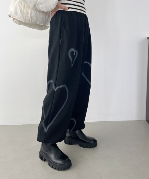 CLEA（クレア）の「ハートペイントモチーフ ボリュームスウェットパンツ（その他パンツ・レディース・ホワイト/ブラック/カーキ・FREE）」の15枚目の写真