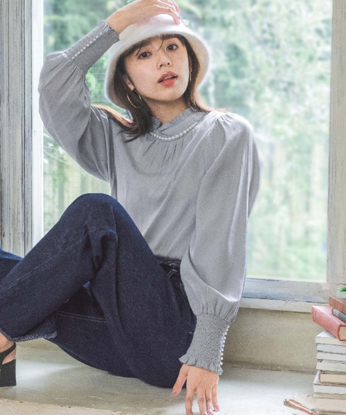 mysty woman（ミスティウーマン）の「パールネックハイネックブラウス　990903（シャツ/ブラウス・レディース・ブラック/グレー/アイボリー・FREE）」の3枚目の写真