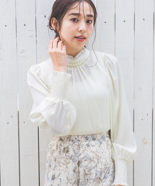 mysty woman（ミスティウーマン）の「パールネックハイネックブラウス　990903（シャツ/ブラウス・レディース・ブラック/グレー/アイボリー・FREE）」の2枚目の写真