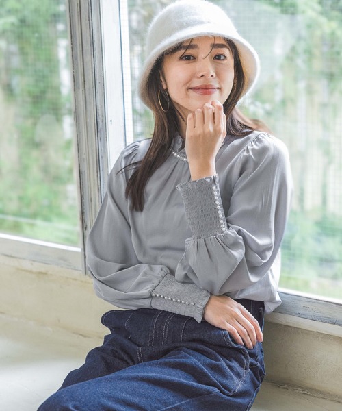 mysty woman（ミスティウーマン）の「パールネックハイネックブラウス　990903（シャツ/ブラウス・レディース・ブラック/グレー/アイボリー・FREE）」の5枚目の写真