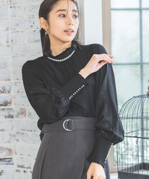 mysty woman（ミスティウーマン）の「パールネックハイネックブラウス　990903（シャツ/ブラウス・レディース・ブラック/グレー/アイボリー・FREE）」の7枚目の写真