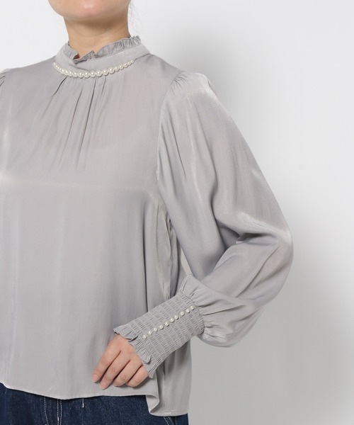 mysty woman（ミスティウーマン）の「パールネックハイネックブラウス　990903（シャツ/ブラウス・レディース・ブラック/グレー/アイボリー・FREE）」の15枚目の写真