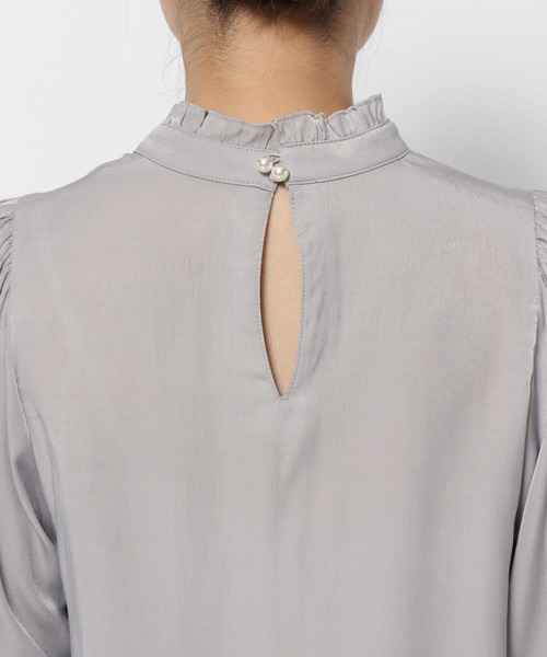 mysty woman（ミスティウーマン）の「パールネックハイネックブラウス　990903（シャツ/ブラウス・レディース・ブラック/グレー/アイボリー・FREE）」の13枚目の写真