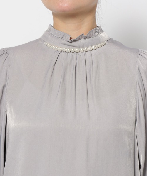 mysty woman（ミスティウーマン）の「パールネックハイネックブラウス　990903（シャツ/ブラウス・レディース・ブラック/グレー/アイボリー・FREE）」の14枚目の写真
