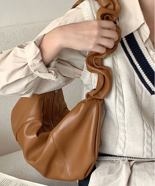 kirakiraShop(キラキラショップ)の「くしゅくしゅ ストラップ ハーフムーン バッグ(ショルダーバッグ・レディース・ブラック/キャメル/クリーム・FREE)」の12枚目の写真