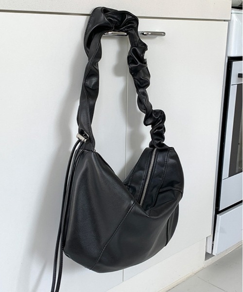 kirakiraShop(キラキラショップ)の「くしゅくしゅ ストラップ ハーフムーン バッグ(ショルダーバッグ・レディース・ブラック/キャメル/クリーム・FREE)」の7枚目の写真