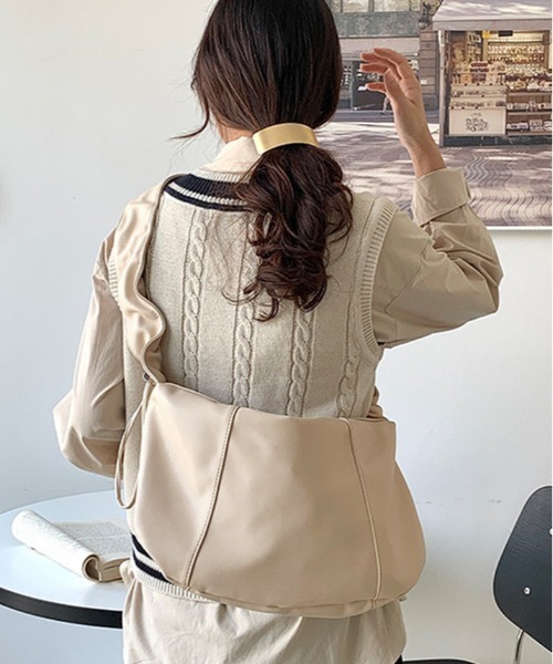 kirakiraShop(キラキラショップ)の「くしゅくしゅ ストラップ ハーフムーン バッグ(ショルダーバッグ・レディース・ブラック/キャメル/クリーム・FREE)」の9枚目の写真