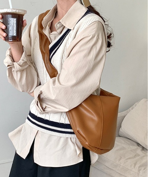 kirakiraShop(キラキラショップ)の「くしゅくしゅ ストラップ ハーフムーン バッグ(ショルダーバッグ・レディース・ブラック/キャメル/クリーム・FREE)」の14枚目の写真