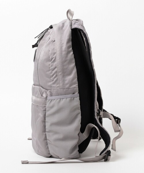 C.P. COMPANY（シーピーカンパニー）の「C.P. Company / NylonB Lens Backpack（バックパック/リュック・メンズ・ブラック/ライトグレー・ONE SIZE）」の3枚目の写真