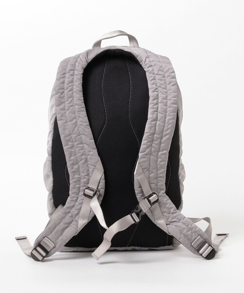 C.P. COMPANY（シーピーカンパニー）の「C.P. Company / NylonB Lens Backpack（バックパック/リュック・メンズ・ブラック/ライトグレー・ONE SIZE）」の4枚目の写真